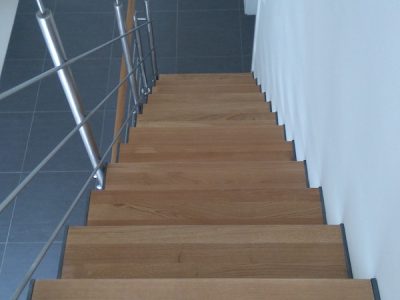 Atypické schodiště přes dvě patra